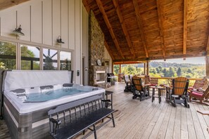 Outdoor spa tub - Robin Hoods Retreat - Luxury home, walk to river, hot tub, fire pit! (Jefferson)
