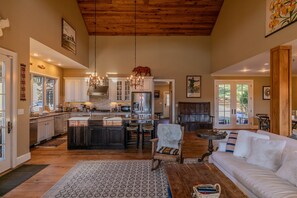 Interior - Robin Hoods Retreat - Luxury home, walk to river, hot tub, fire pit! (Jefferson)