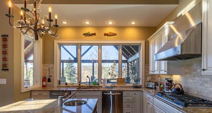 Robin Hoods Retreat - Luxury home, walk to river, hot tub, fire pit!