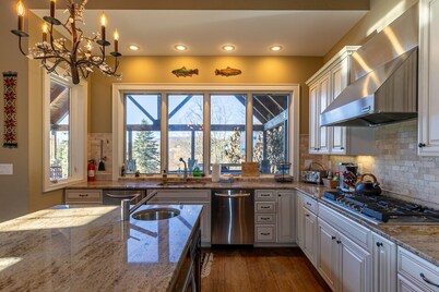 Robin Hoods Retreat - Luxury home, walk to river, hot tub, fire pit!