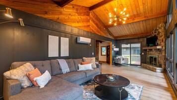 Fernseher, Kamin, Tischfußball