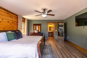 6 slaapkamers, een bureau, een strijkplank/strijkijzer, gratis wifi
