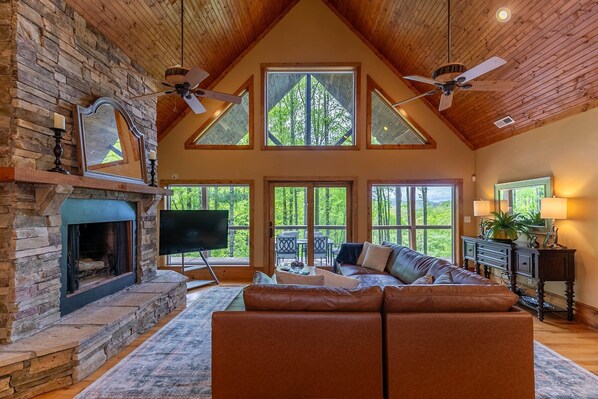 Smart-TV, Kamin, Tischtennisplatte