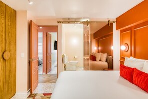 3 dormitorios, escritorio, tabla de planchar con plancha y cuna de viaje