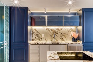 Frigorífico, microondas, horno y placa de cocina