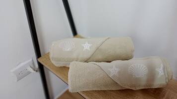 Douche, sèche-cheveux, serviettes fournies, savon