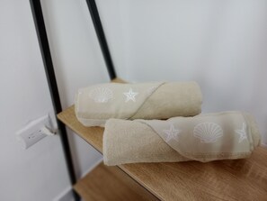 Douche, sèche-cheveux, serviettes fournies, savon