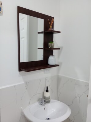Douche, sèche-cheveux, serviettes fournies, savon