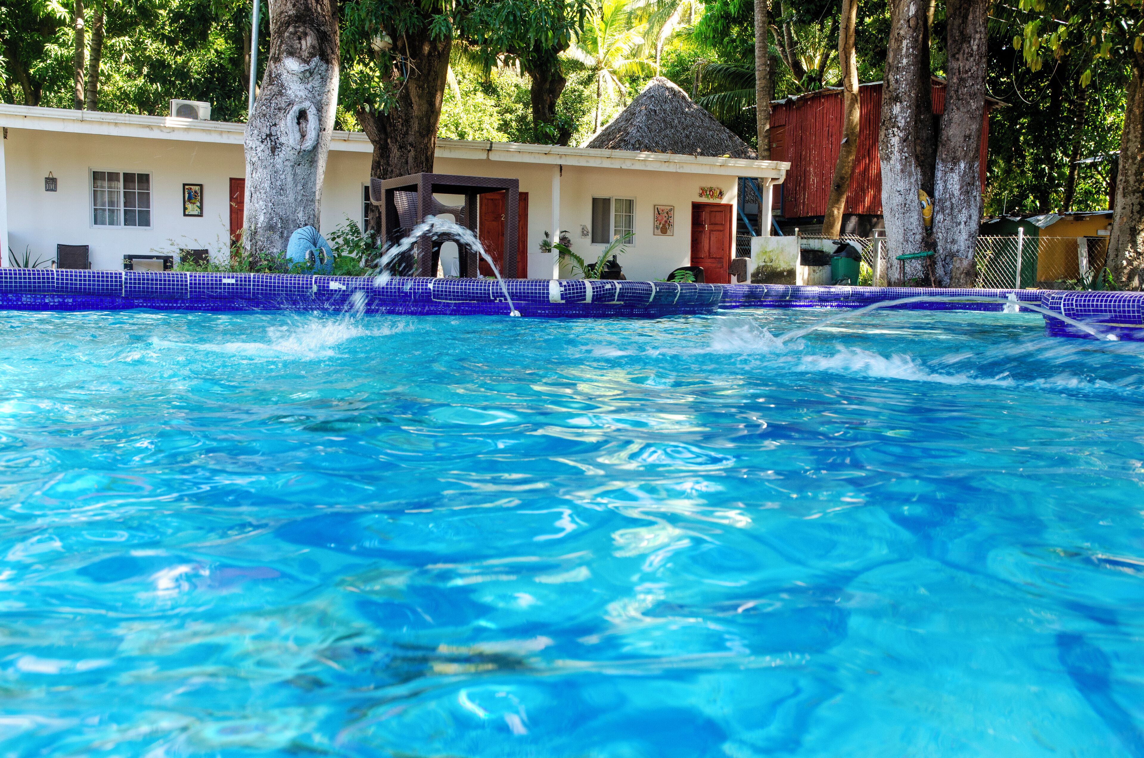 Una piscina al aire libre