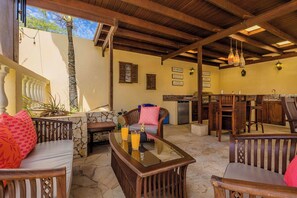 Outdoor dining - Island Escape ~ Lrg Private Backyard, Pool & Patio (Oranjestad)