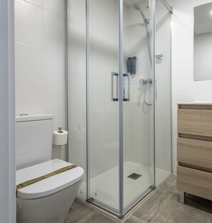 シャワー、ヘアドライヤー、タオル