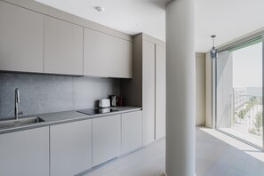 Frigorifero, microonde, forno, piano cottura