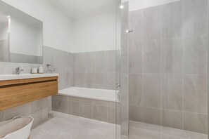 Dusj, hårføner, håndklær og såpe