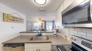 Refrigerador, microondas, horno, placa de cocina