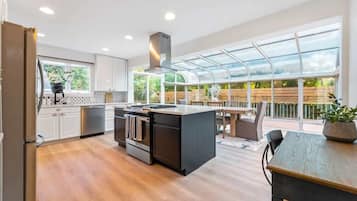 Refrigerador, microondas, horno y parrilla de estufa