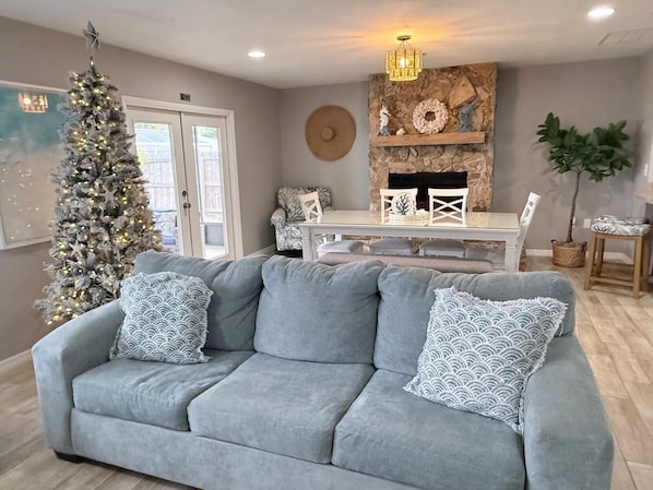 Smart TV, fireplace