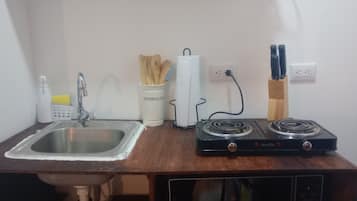 Frigobar, microondas, placa de cocina, cafetera/tetera