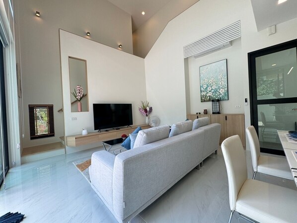 Living area - The Hallow Villa: Family-Friendly Paradise in Phuket (Tambon Rawai)