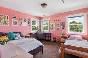4 bedrooms, iron/ironing board, WiFi, bed sheets - Capitol Hill House - Spacious, Cheery, Sun-filled (Seattle)