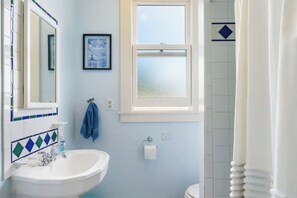 Hair dryer, towels, soap, toilet paper - Capitol Hill House - Spacious, Cheery, Sun-filled (Seattle)