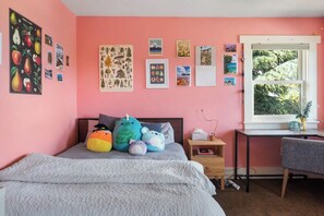 4 bedrooms, iron/ironing board, WiFi, bed sheets - Capitol Hill House - Spacious, Cheery, Sun-filled (Seattle)