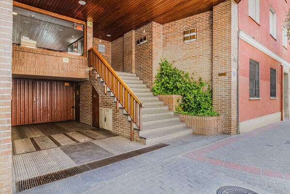 Exterior detail - Great Ibiza 1BR w/ Doorman, Washer & A/C, by Blueground (Madrid)