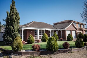 Exterior - StayAU 4BR Lakeside Retreat in Seabrook (Seabrook)