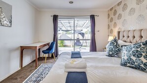 Une chambre à coucher avec un lit, un bureau et une chaise.