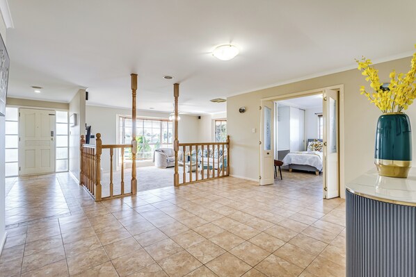 Flat-screen TV - StayAU 4BR Lakeside Retreat in Seabrook (Seabrook)