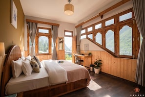 Standard-Doppelzimmer, Balkon, Bergblick | Kostenloses WLAN, Bettwäsche