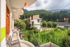 Standard Double Room, Balcony, Mountain View | Free WiFi, bed sheets - Zostel Pulga (Bhuntar)