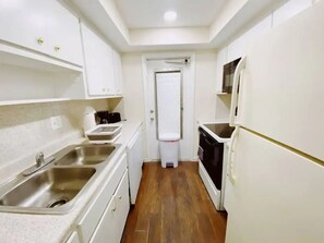 Dining tables - Spacious 2-Bedroom, 2-Bathroom in Coral Ridge with Pool (fort lauderdale)