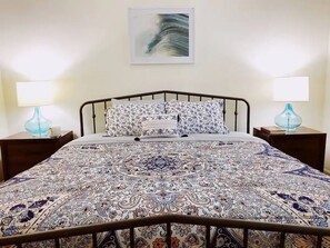 2 bedrooms, desk - Spacious 2-Bedroom, 2-Bathroom in Coral Ridge with Pool (fort lauderdale)