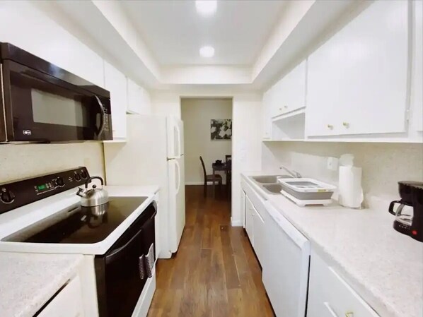 Dining tables - Spacious 2-Bedroom, 2-Bathroom in Coral Ridge with Pool (fort lauderdale)