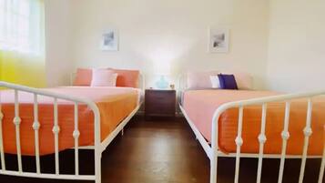 2 Schlafzimmer, Schreibtisch