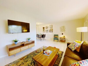 TV - Deluxe 1-Bedroom Escape in Lighthouse Point (Lighthouse Point)
