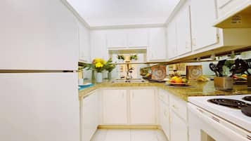 Fridge, microwave, oven, coffee/tea maker