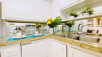 Fridge, microwave, oven, coffee/tea maker