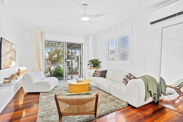 Living area - Palm Beach Cottage Walk to Beach (Palm Beach)