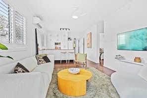 House, 3 Bedrooms | Living area | 55-inch Smart TV with digital channels, Netflix, streaming services - Palm Beach Cottage Walk to Beach (Palm Beach)