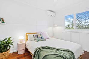 3 bedrooms, iron/ironing board, cots/infant beds, free WiFi - Palm Beach Cottage Walk to Beach (Palm Beach)