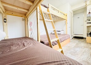 3 bedrooms, desk, iron/ironing board, free WiFi