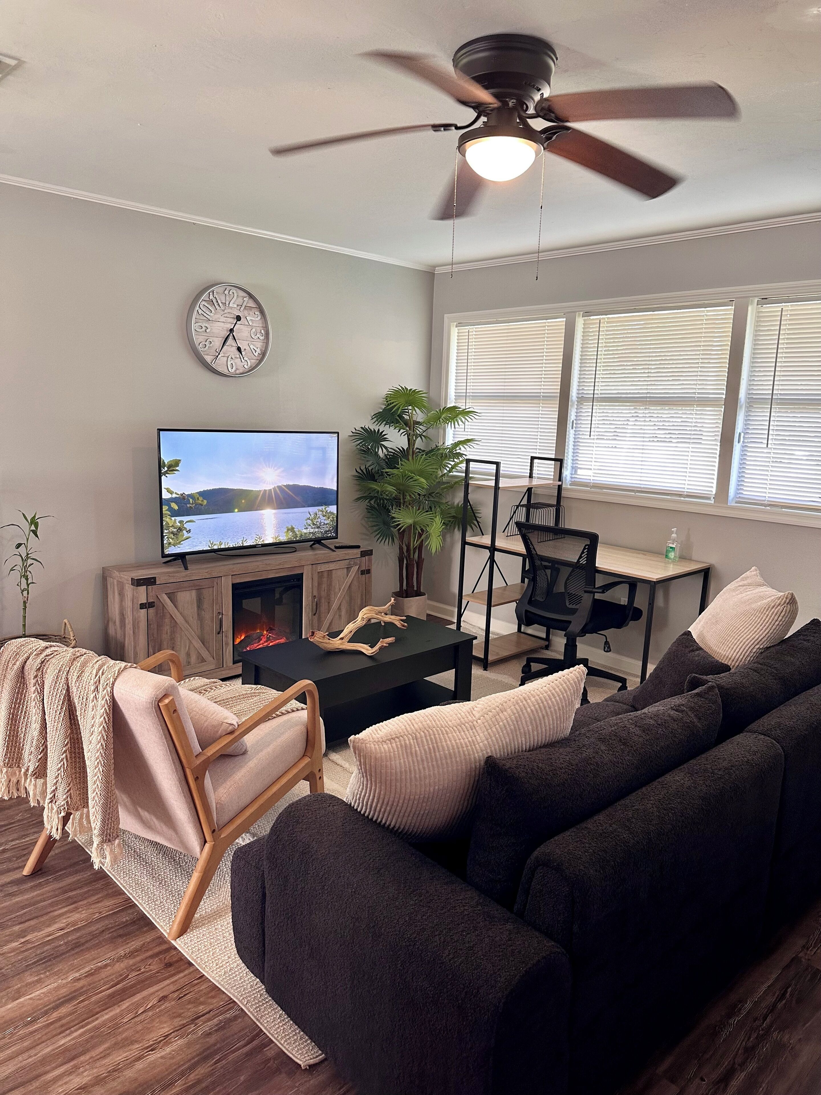 Cozy Charm Retreat 2BR 1BA house in peaceful Tallahassee w/AC, Wi-Fi & hot water