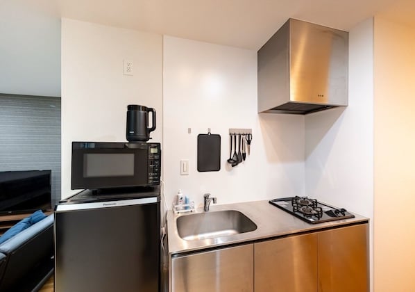 Geladeira, micro-ondas, cooktop, talheres/pratos/utensílios de cozinha