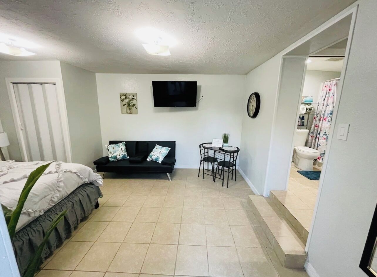 1 間睡房、房內夾萬、熨斗/熨衫板、免費 Wi-Fi