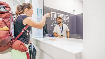 Un comptoir d’accueil avec une pancarte indiquant : « MOBE Brokers, bureau de la Gold Coast ».