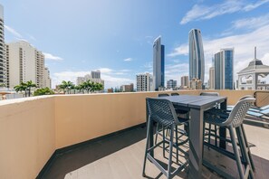Family Room - EnSuite- Balcony | Terrace/patio - Maze Backpackers Gold Coast (Surfers Paradise)