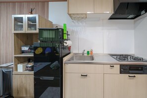 Kühlschrank, Mikrowelle, Herdplatte, Kochgeschirr/Geschirr/Besteck