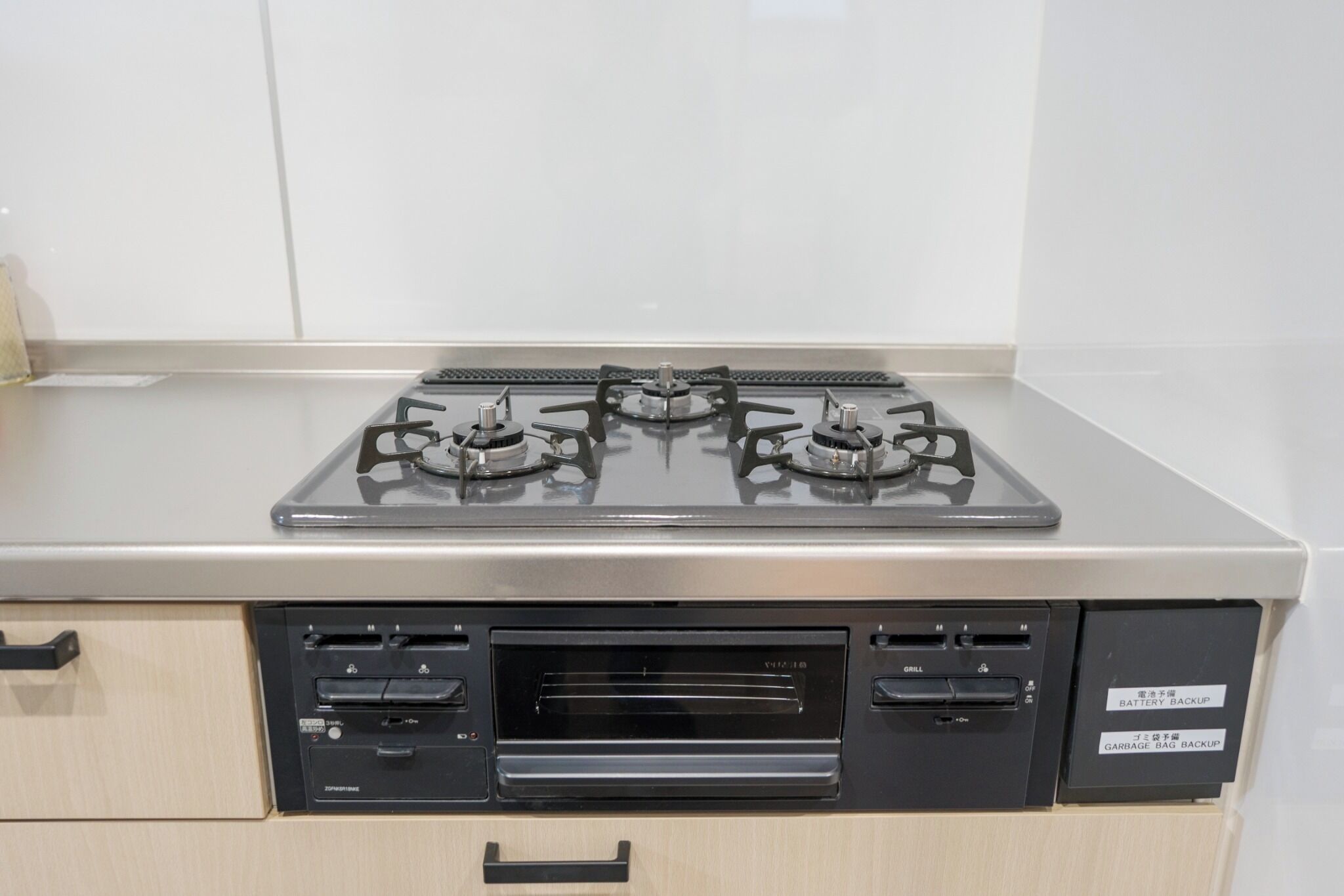 冷蔵庫、電子レンジ、コンロ、調理器具と食器