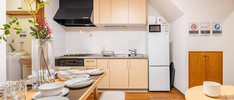 冷蔵庫、電子レンジ、コンロ、調理器具と食器